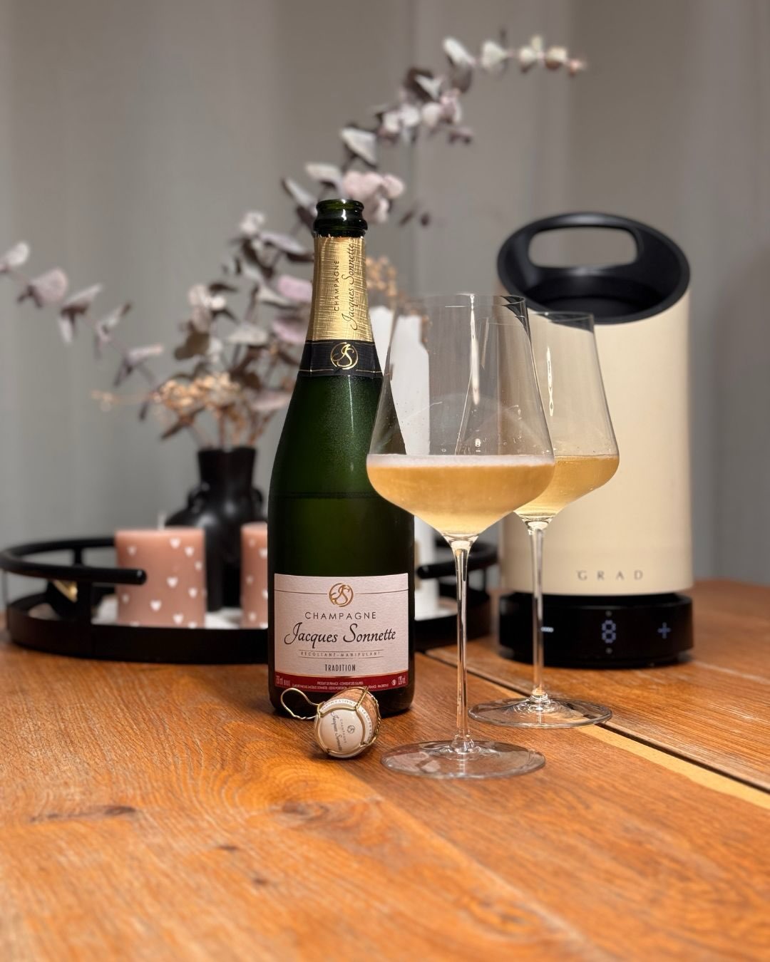 Der Brut Tradition ist der bodenständigere Bruder der Brut Réserve und die letzte Flasche aus meiner Verkostungs-Serie von Sonnette. Weniger auf Tiefe und Reife ausgelegt, dafür… (1)