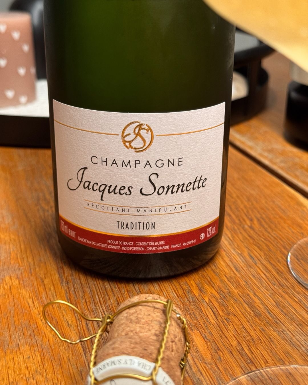 Der Brut Tradition ist der bodenständigere Bruder der Brut Réserve und die letzte Flasche aus meiner Verkostungs-Serie von Sonnette. Weniger auf Tiefe und Reife ausgelegt, dafür… (5)