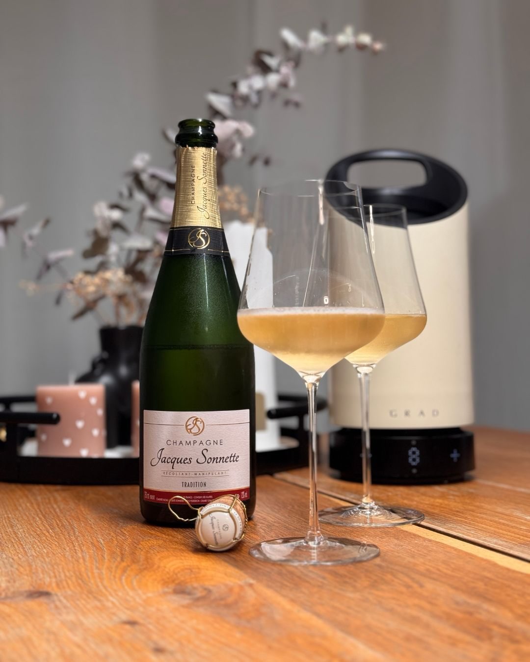 Der Brut Tradition ist der bodenständigere Bruder der Brut Réserve und die letzte Flasche aus meiner Verkostungs-Serie von Sonnette. Weniger auf Tiefe und Reife ausgelegt, dafür… (6)