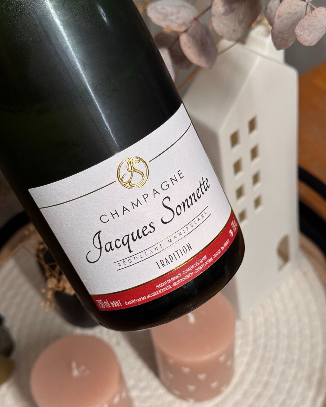 Der Brut Tradition ist der bodenständigere Bruder der Brut Réserve und die letzte Flasche aus meiner Verkostungs-Serie von Sonnette. Weniger auf Tiefe und Reife ausgelegt, dafür… (8)