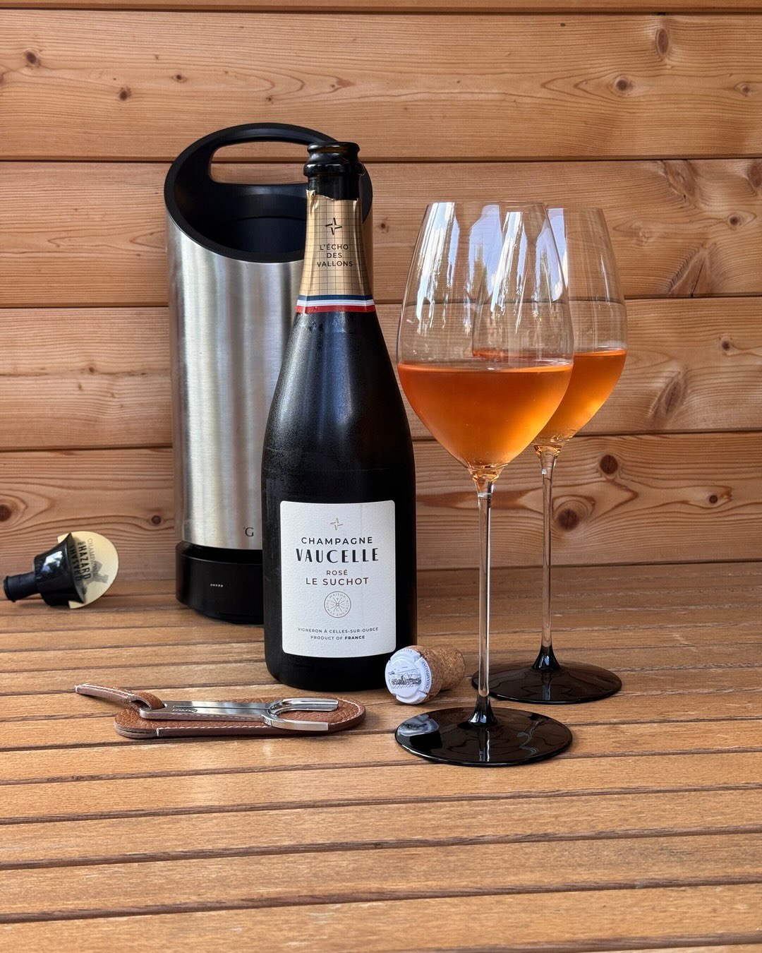 100% Pinot Noir, vier Tage Mazerationszeit, ein einzelnes Parzellenstück namens Le Suchot. Das ist die Grundlage dieses Rosés von @champagnevaucelle . Fruchtig, direkt, mit eine… (1)