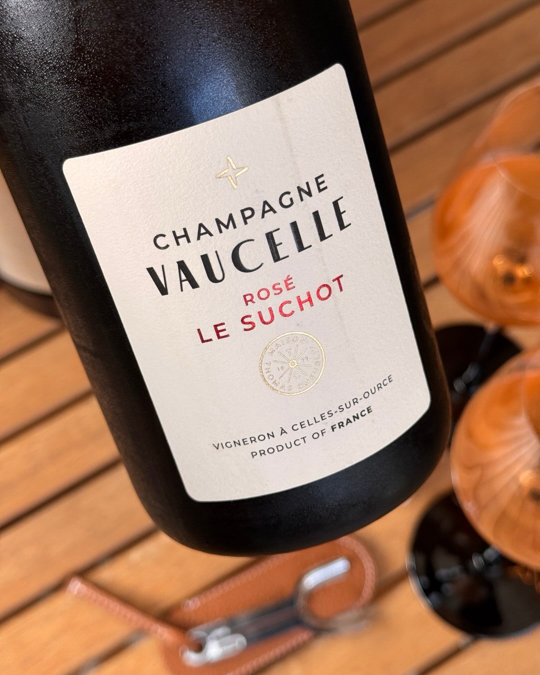 100% Pinot Noir, vier Tage Mazerationszeit, ein einzelnes Parzellenstück namens Le Suchot. Das ist die Grundlage dieses Rosés von @champagnevaucelle . Fruchtig, direkt, mit eine… (10)