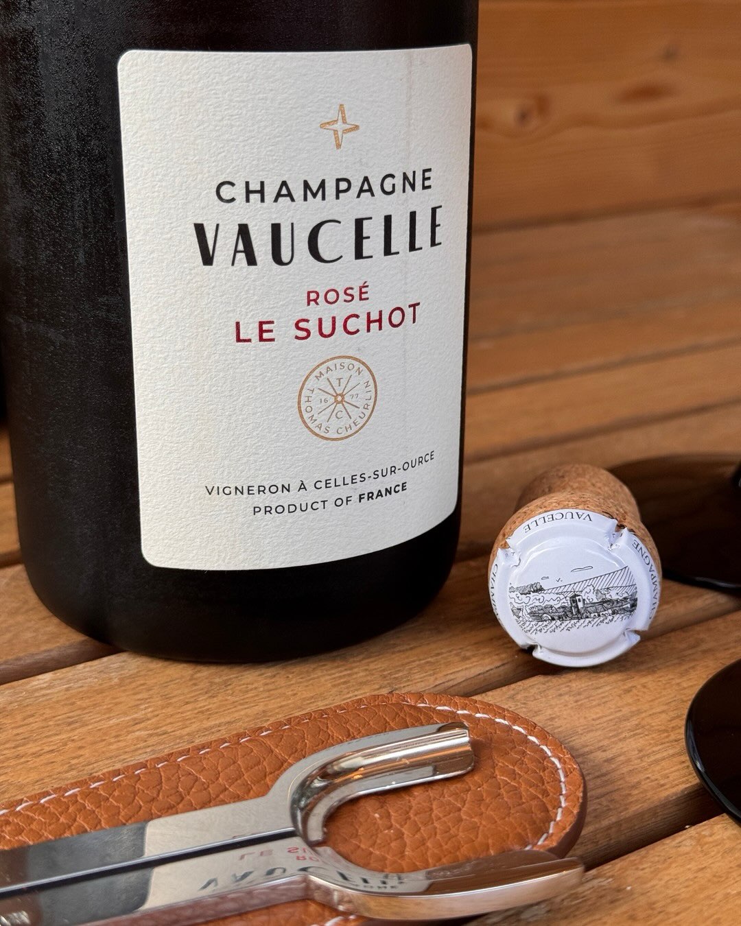 100% Pinot Noir, vier Tage Mazerationszeit, ein einzelnes Parzellenstück namens Le Suchot. Das ist die Grundlage dieses Rosés von @champagnevaucelle . Fruchtig, direkt, mit eine… (5)