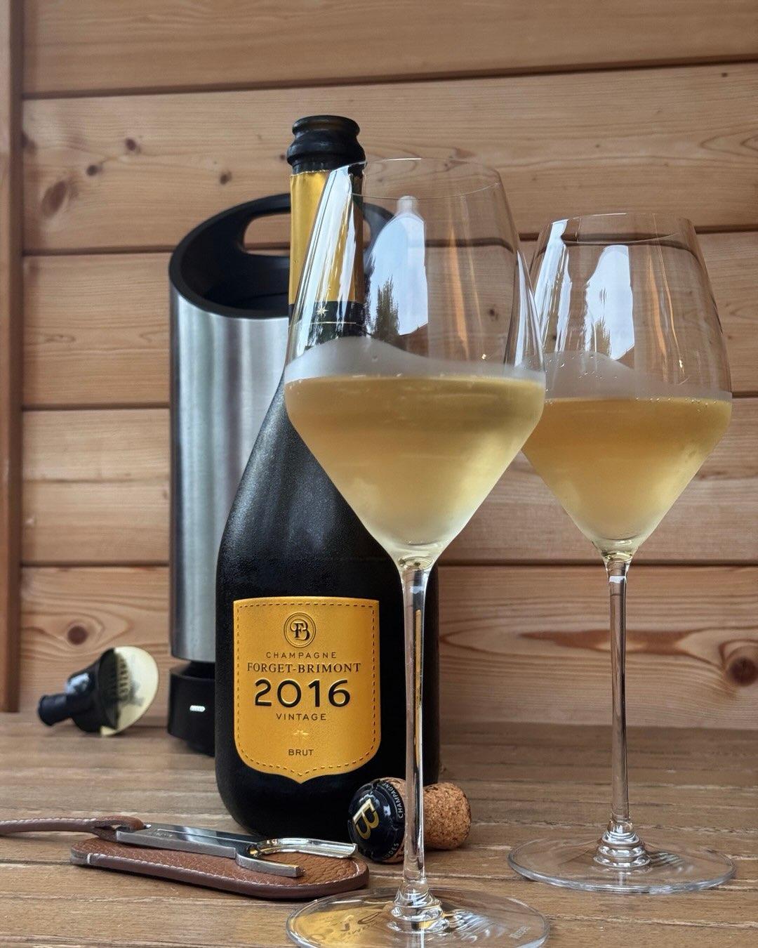 2016 war einer dieser Jahrgänge, bei dem sich das Warten wirklich auszahlt. Und das im doppelten Sinn, denn 2016 war in der Champagne ein echter Krimi: Zuerst Aprilfrost, ein na… (5)